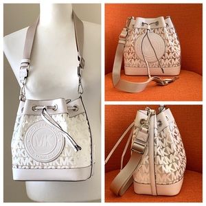 *SOLD* 🌸Michael Kors Bucket Bag